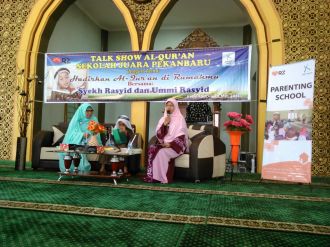 Talkshow Al-Qur’an Bersama Syekh Rasyid dan Ummi Rasyid di Masjid DPRD Provinsi Riau, Sabtu (9/5/15).  (Adi Hamdani)