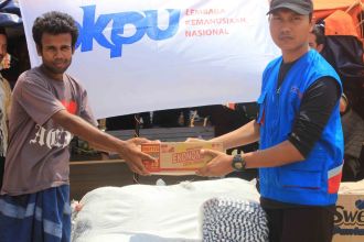 PKPU memberikan bantuan kepada pengungsi Rohingya yang terdampar di Pantai Aceh Utara. (kis/pkpu)