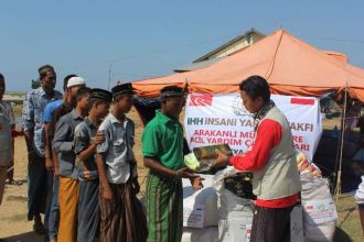 PKPU Aceh bersama dengan IHH (Insani Yardim Vakfi) Lembaga Kemanusiaan Internasional yang berpusat di Turkey, kembali menyalurkan bantuan untuk Rohingya. selasa (26/5/15).  (surya/kis/pkpu) 