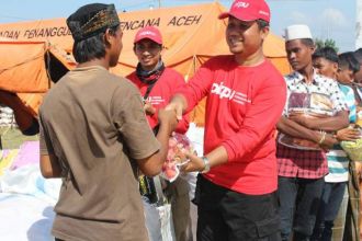 PKPU memberikan bantuan untuk pengungsi Rohingya. (Hafidz/kis/pkpu)