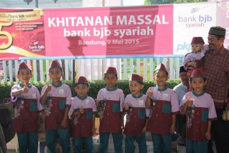 Khitanan massal dalam rangka milad ke-5 bank bjb syariah di halaman depan kantor pusat Bank bjb Syariah Jl. Braga No. 135 Bandung, Sabtu (9/5/15).  (Arini/pkpu)