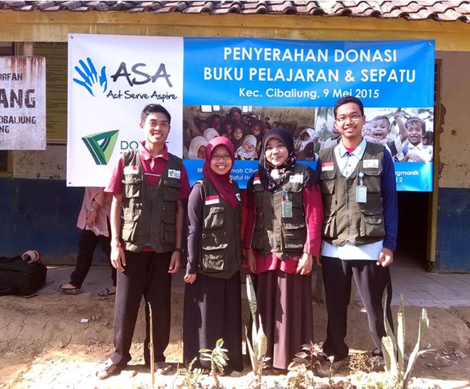 Penyerahan bantuan dari Komunitas ASA untuk Sekolah Guru Indonesia daerah penempatan Pandeglang Banten, Sabtu (9/5/2015). (Heriyanto)