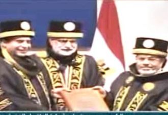 Presiden Mursi saat menerima gelar honoris causa dari Pakistan (islammemo.cc)