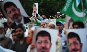 Rakyat Pakistan berdemonstrasi mendukung Presiden Mursi. (dawn.com)