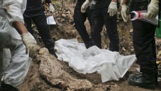 Polisi Malaysia bongkar kuburan massal di bukit Wang Burma, Perlis, Malaysia tanggal 26 Mei 2015 (bbc.co.uk) 