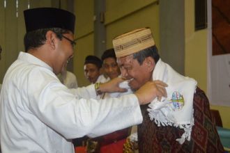 Ir. H. Moh. Ramdhan Pomanto mengukuhkan secara resmi 7 orang Relawan Quran Nusantara, sebagai perwakilan dari 7 Kalangan, Yakni Pelaj