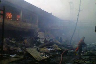 Api masih berlobar di Pasar Johar Semarang. (Andika Prabowo/KORAN SINDO)