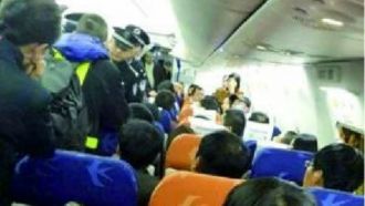 Polisi menahan penumpang pesawat yang membuka pintu darurat karena alasan pengap (bbc.co.uk)