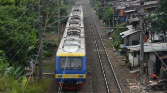 Commuter line melintas di jalur di kawasan Kalibata, Jakarta beberapa waktu lalu. (tribunnews.com)