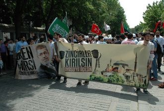 Unjuk rasa menentang hukuman mati Mursi di Turki (aa.com.tr)