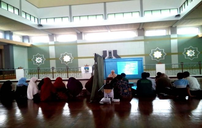 Kajian pemikiran Islam yang digelar oleh KAMMI Komisariat Universitas Pendidikan Indonesia (UPI), Selasa (5/5/2015), di masjid Al-Furqon UPI dengan tema “Sekularisasi dan Liberalisasi Pendidikan”. (Fajar Romadhon)