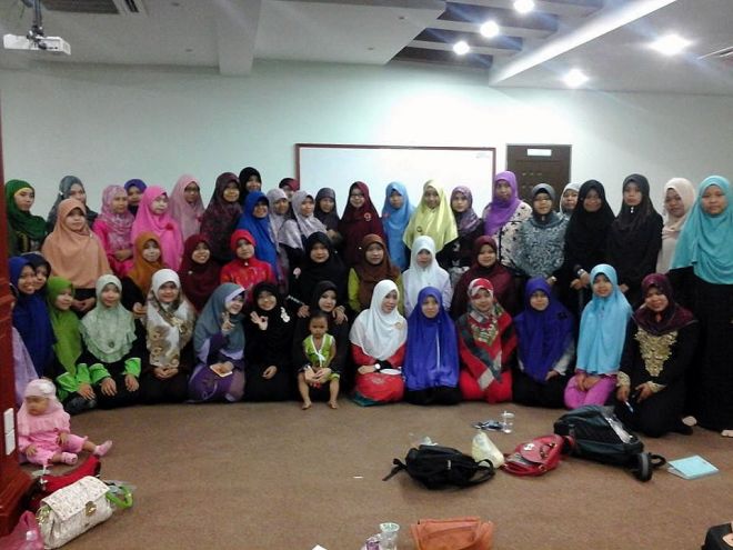 Kajian Muslimah (KaMus) yang diadakan oleh Ikatan Keluarga Muslim Indonesia (IKMI) dengan tema Darah Wanita, Kesehatan Reproduksi dan Hubungan Suami Istri Ditinjau dari Segi Syariah, Ahad (17/5/2015), di Pejabat IKRAM Johor, Malaysia. (Sri Widiyastuti)
