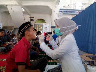 Medikal Check up untuk anak yatim di Masjid Al Faizin Lampeuneureut Kec Darul Imarah, Kab Aceh Besar. (rena/rz)