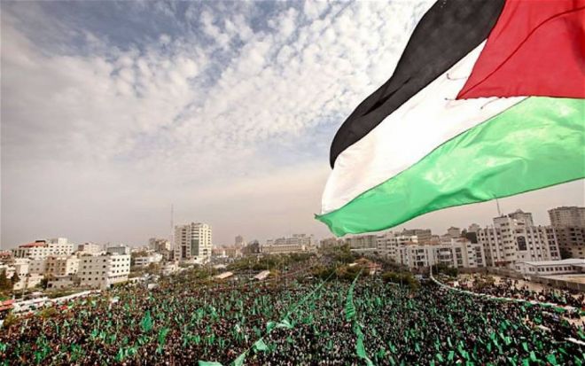 Rakyat Palestina di Gaza saat menghadiri pertemuan akbar ketika memperingati milad Hamas ke-24, 14 Desember 2011. (EPA/telegraph)