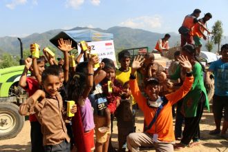 Tim Indonesian Aid for Nepal Rumah Zakat (RZ) melakukan aksi peduli bencana hari ke-5 di Sankos Village, Pachhaghare Village, dan Chilaunevatti yang berada di Distrik Dahding, Nepal, Selasa (5/5). (IST)