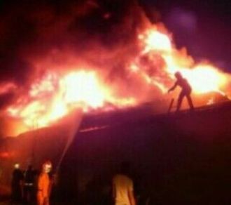 Petugas pemadam sedang berusaha memadamkan api di pasar johar semarang.  (kabar24.bisnis.com)