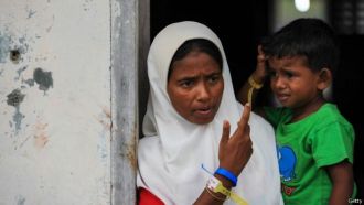 Asmahatu dan putranya menempati penampungan sementara di Bayeun, Aceh Timur (bbc.co.uk)