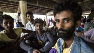 Pengungsi Bangladesh dan Rohingya asal Myanmar terdampar di Aceh, Jumat (15/5/15).  (bbc.co.uk)