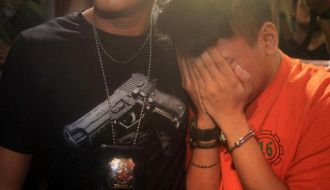 Mucikari berinisial RA berhasil diamankan polisi terkait kasus prostitusi artis kelas kakap.  (viva.co.id)