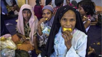 Pengungsi Rohingya ditempatkan di GOR di Lhoksukon Aceh Utara. (bbc.co.uk/eva)