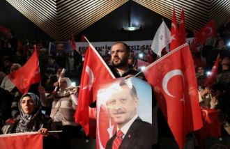 Para pendukung AKP, partai pimpinan Erdogan. (felesteen.ps)