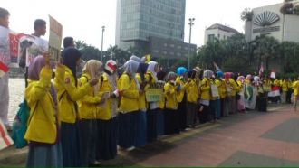 Salam UI dan Lembaga Dakwah se-Universitas Indonesia melakukan Aksi Peduli Kemanusiaan di Bundaran HI, Ahad (31/5/15).  (Ari.m/Salam UI)