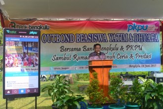 Kepala Dinas Pendidikaan dan Kebudayaan Provinsi Bengkulu, Adizar Sulaiman membuka acara Outbound Beasiswa Yatim dan Duafa, Ahad (14/6/15). (Mira/sasa/pkpu) 