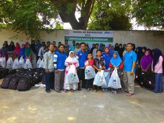 Penyaluran paket perlengkapan sekolah (School Kit) kepada 1.250 anak yatim penerima Beasiswa "Orphan Kafala Program" di Kota Banda Aceh. Selasa (2/6/15).  (hafiz/kis/pkpu)