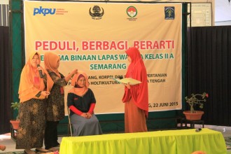 Beauty Class di Lapas Wanita Semarang menjadi rangkaian program Ramadha yang bertema Peduli dan Berbagi, Senin (22/6/15).  (abhy/kis/pkpu)