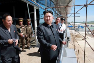 Pemimpin Korea Utara Kim Jong Un saat meninjau pembangunan Bandar Udara Pyongpyang. (time.com)