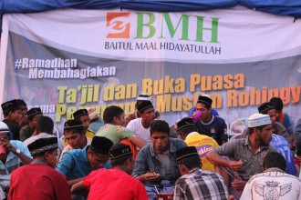 Suasana buka puasa bersama yang digelar BMH untuk 800 pengungisan muslim rohingya yang ada di Langsa, Aceh. Kamis (25/6/15).  (Wijaya/BMH)
