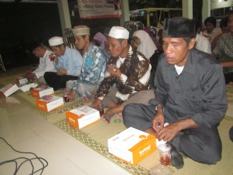 RZ Yogyakarta menyalurkan 150 paket berbuka puasa kepada anggota ikatan Tunanetra Indonesia. (Rena/rz) 
