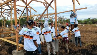 Relawan ACT sedang membangun Shelter bagi pengungsi Rohingya.  (ACTNews)