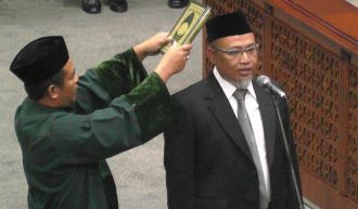 dr. Adang Sudrajat sedang diambil sumpah jabatannya saat dilantik sebagai Anggota DPR RI menggantikan (Alm) Ma'mur Hasanuddin. (IST)