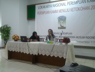 Peneliti senior LIPI Prof. Dr. Siti Zuhro, M.A. dalam kuliah umum dalam gelaran Lokakarya Nasional Perempuan Kesatuan Aksi Mahasiswa Muslim Indonesia (KAMMI), Kamis (11/6/2015).  (Riyan/KAMMI)