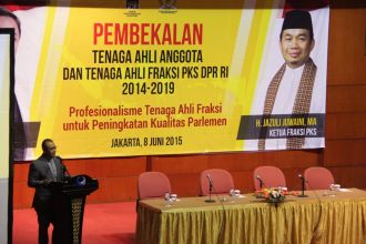 Sekjen PKS, Taufik Ridlo sedang memberikan arahan sekaligus membuka acara pembekalan tenaga ahli Fraksi PKS DPR, di Jakarta, Senin (8/6). (IST)