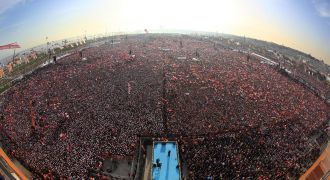 Jutaan orang memberikan dukungannya ke AKP di Yenikapi, Istanbul. (Turk Press)