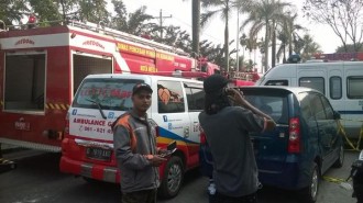 Ambulance RZ siaga di lokasi kejadian, bantu evakuasi korban Pesawat Hercules yg jatuh di Medan. (@rumahzakat)