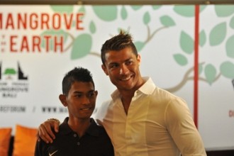 Pertemuan Martunis dengan Ronaldo di Bali pada tahun 2013 lalu. (detik.com)