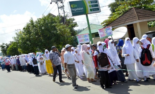 Sekitar 200-an mahasiswa yang tergabung dalam Lembaga Dakwah Kampus (LDK) dari 4 kampus di kota Ambon menggelar aksi putih sambut Ramadhan dan berbagi dengan masyarakat, Ahad, (14/6/2015). (Astuty Reta)