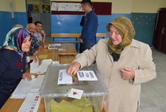 Seorang ibu memberikan suaranya dalam pemilu legislatif. (anadolu)