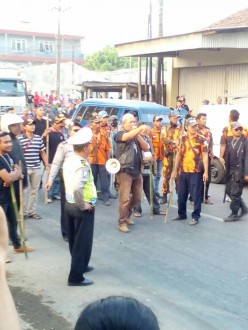 Oknum Pemuda Pancasila sedang menghadang para demonstran buruh. (IST)