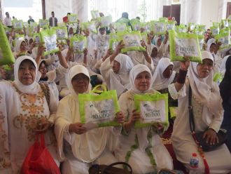 Jelang Ramadhan, YMN kembali tebar 300 mukena sebagai bagian dari program tebar 10.000 mukena. (titin/ymn)