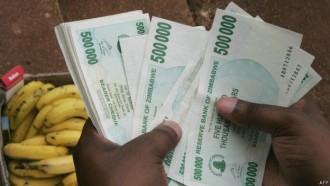Untuk berbelanja di Zimbabwe, harus membawa uang dalam jumlah sangat banyak (bbc.co.uk)