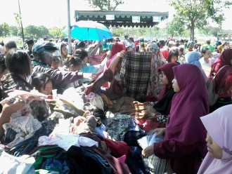 Lentera Harapan menggelar bazaar murah di lokasi eks lokalisasi Dolly, Surabaya. Ahad (5/7/15). (Erna/lentera harapan)