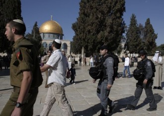 Tentara dan pemukim ilegal Yahudi menistai masjid suci Al-Aqsha. (felesteen.ps)