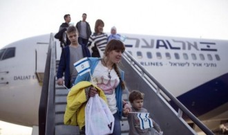 Imigran Yahudi asal Perancis tiba di wilayah yang diduduki Israel. (felesteen.ps)