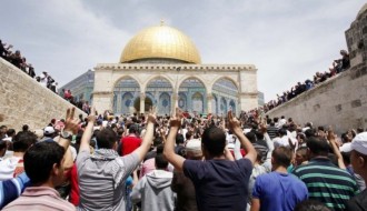 Warga Palestina menjaga Al-Aqsha dari serangan Zionis Israel. (alresalah.net)