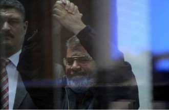 Mursi di pengadilan rezim kudeta Mesir. (islammemo.cc)