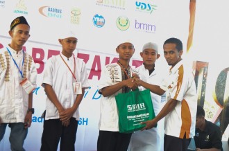 BMH Makassar memberikan santunan dalam acara Indonesia Berzakat. (Fatah/BMH)